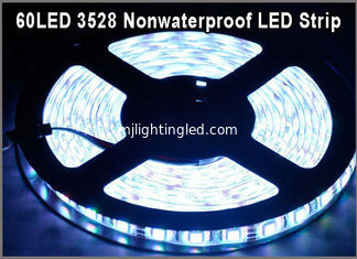 CHINE 5M 60Leds/M 3528 SMD Lumière blanche flexible à LED Lumières de décoration de soirée fournisseur